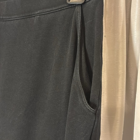 L.L. Bean Black stretch pants, medium, straight leg, front pockets - Picture 3 of 6